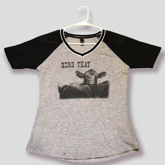 Cute V-Neck T-shirt with “Herd That” Angus Cow Front Imprint - M - Picture 3 of 5